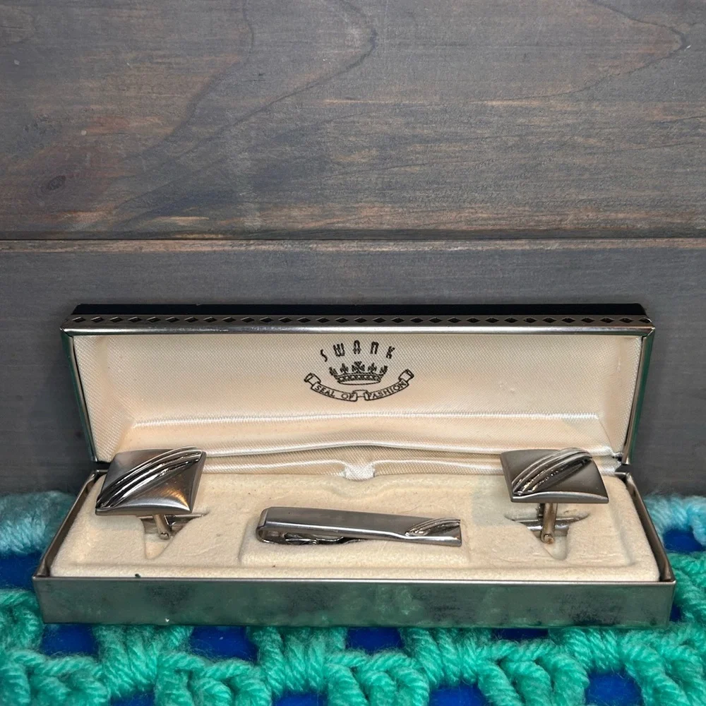 3/$10 Vintage SWANK Cufflinks and Tie Bar Set